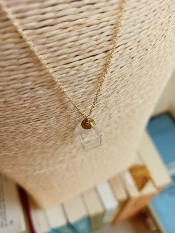 small glass perfume/essential oil diffuser necklace